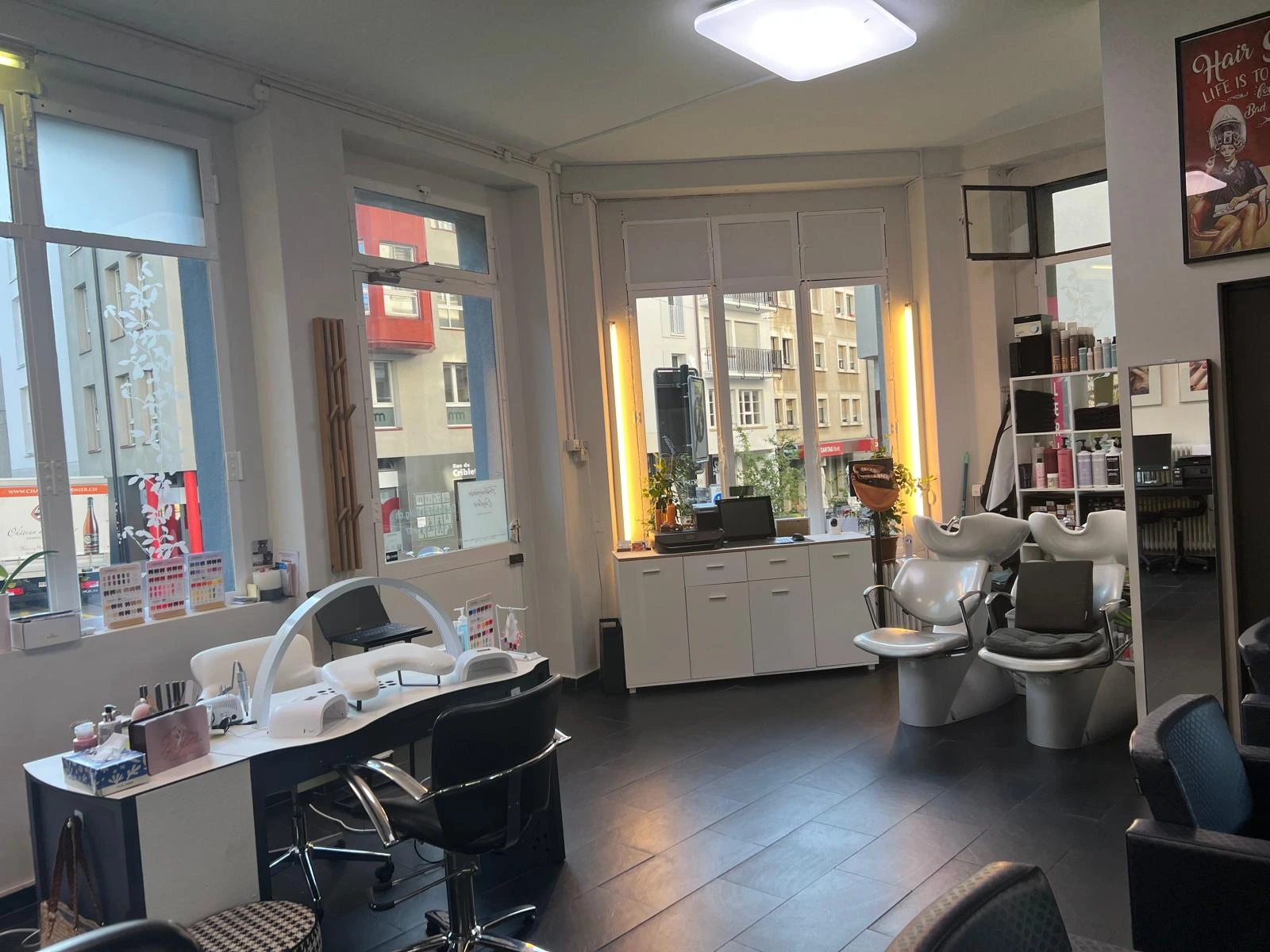 L'intérieur du salon All Nails & Fribourgeoise Onglerie à Fribourg