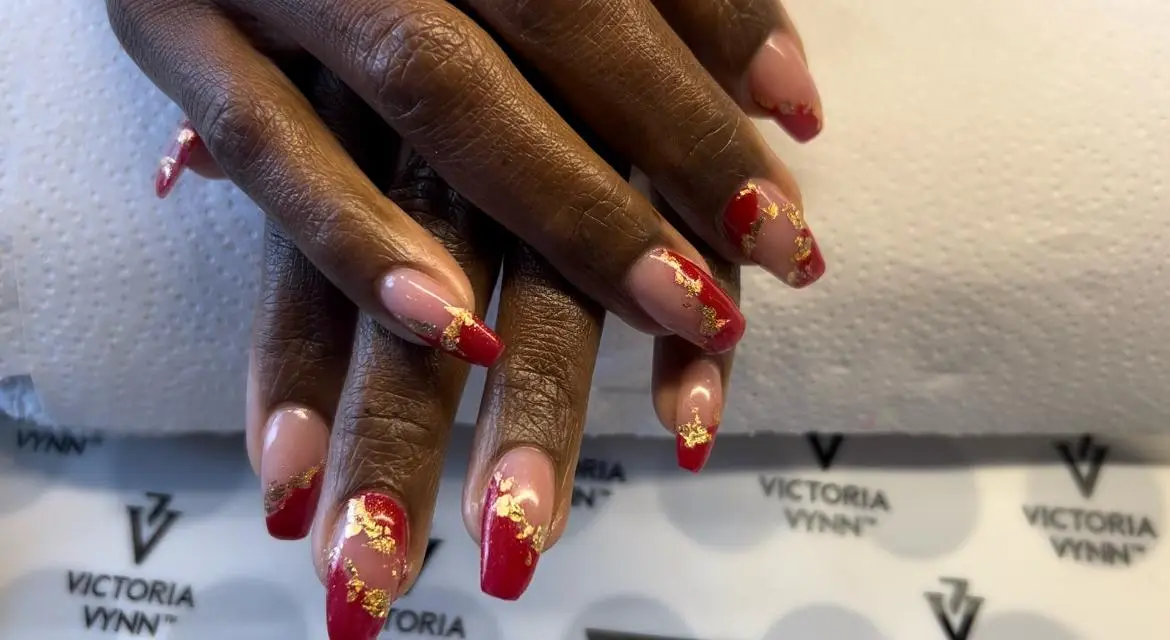 Nail art rouge et feuille d'or sur ongles carrés en gel | All Nails & Fribourgeoise Onglerie, Fribourg