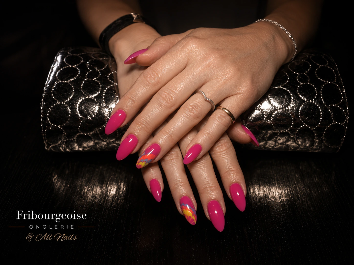 Manucure semi-permanent rose fuchsia avec nail art floral | All Nails & Fribourgeoise Onglerie, Fribourg
