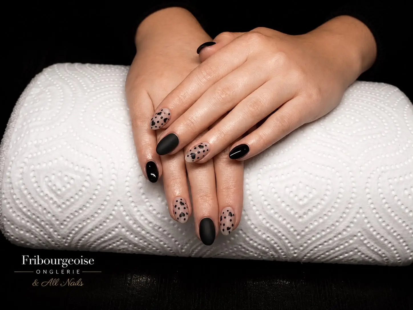 Nail art nude et noir mat à pois et cœurs sur ongles ovales | All Nails & Fribourgeoise Onglerie, Fribourg