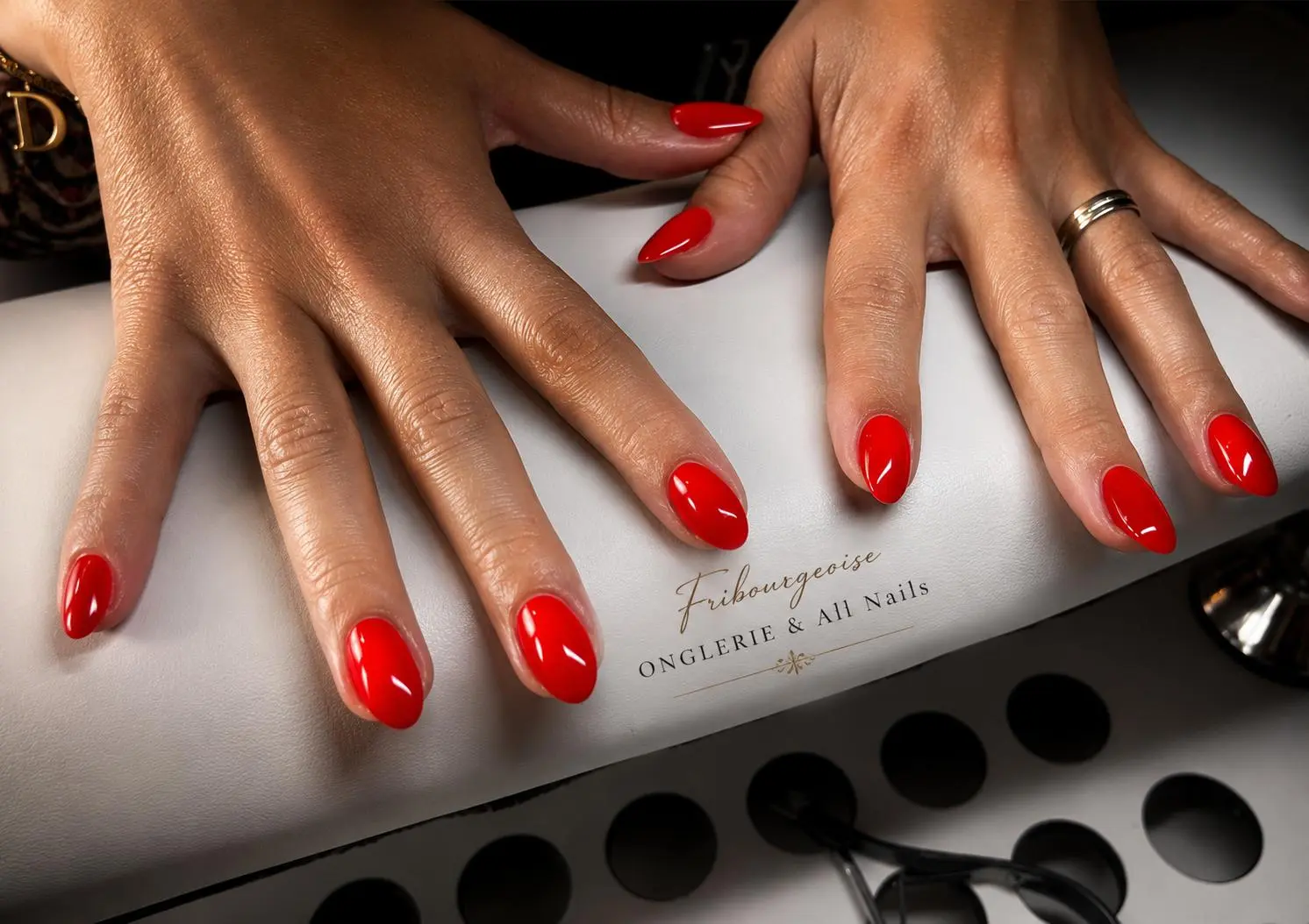 Manucure semi-permanent rouge | All Nails & Fribourgeoise Onglerie, Fribourg