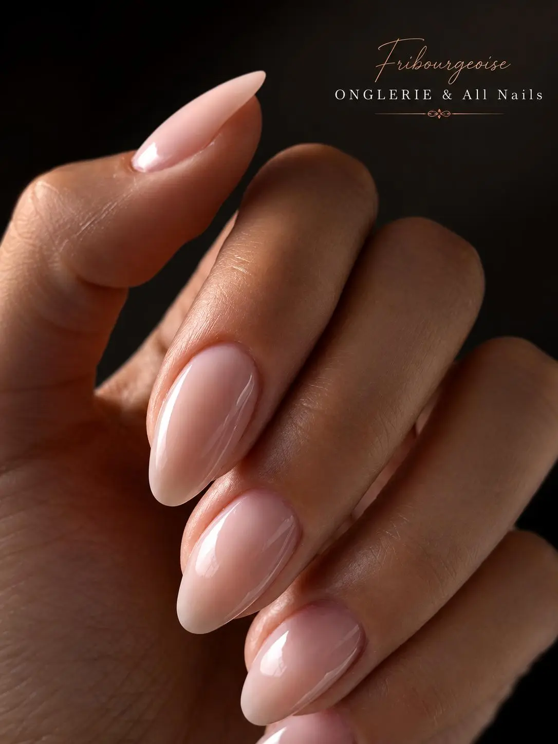 Pose complète en gel amande finition nude nacrée | All Nails & Fribourgeoise Onglerie, Fribourg