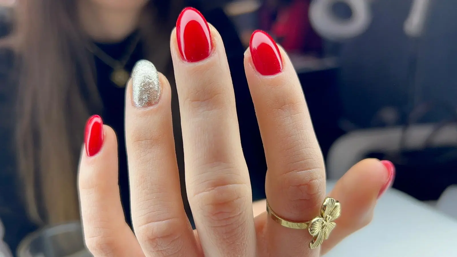 Semi-permanent rouge vif avec accent pailleté argenté | All Nails & Fribourgeoise Onglerie, Fribourg