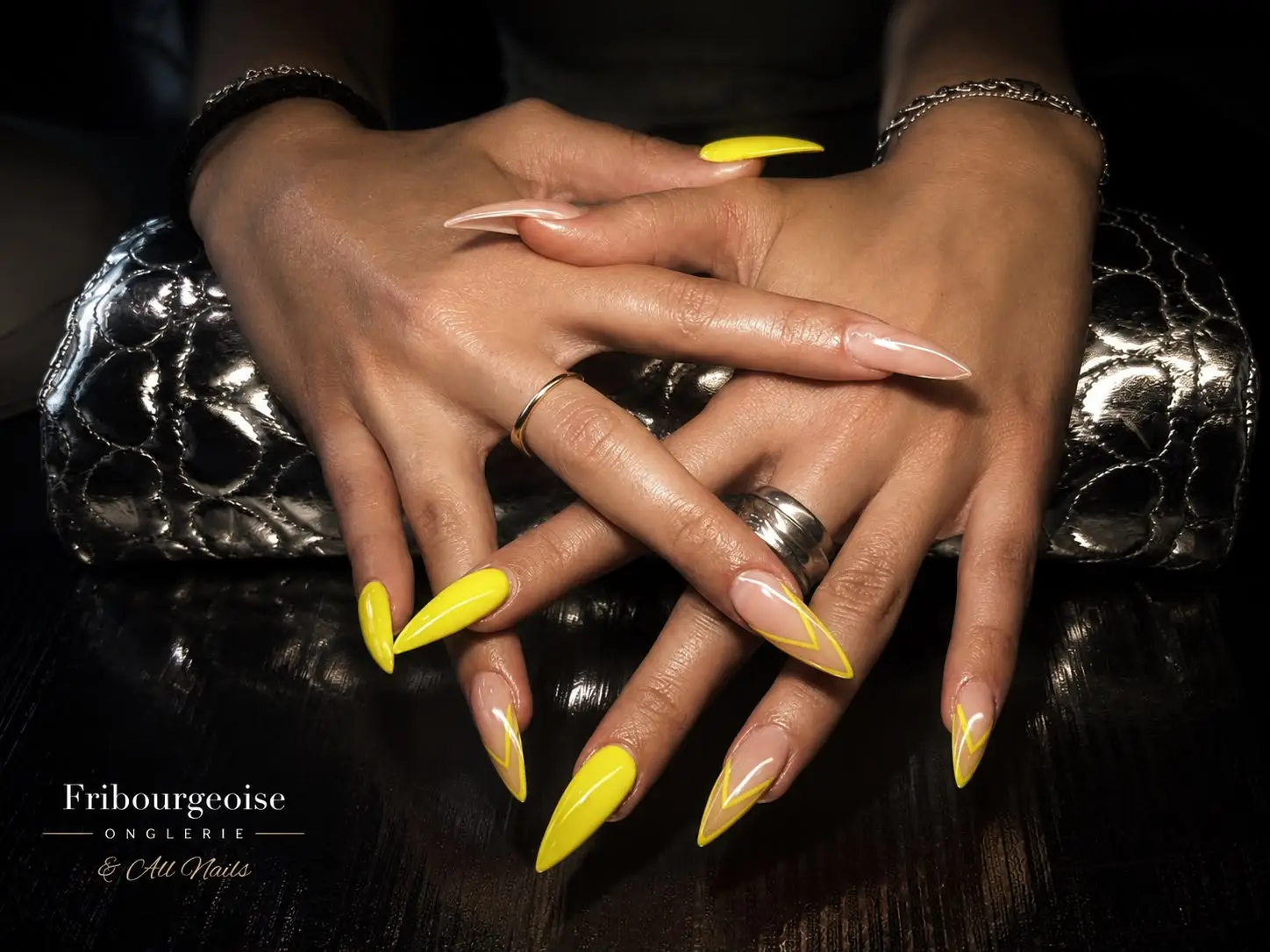 Pose longue en gel jaune vif avec french en V | All Nails & Fribourgeoise Onglerie, Fribourg