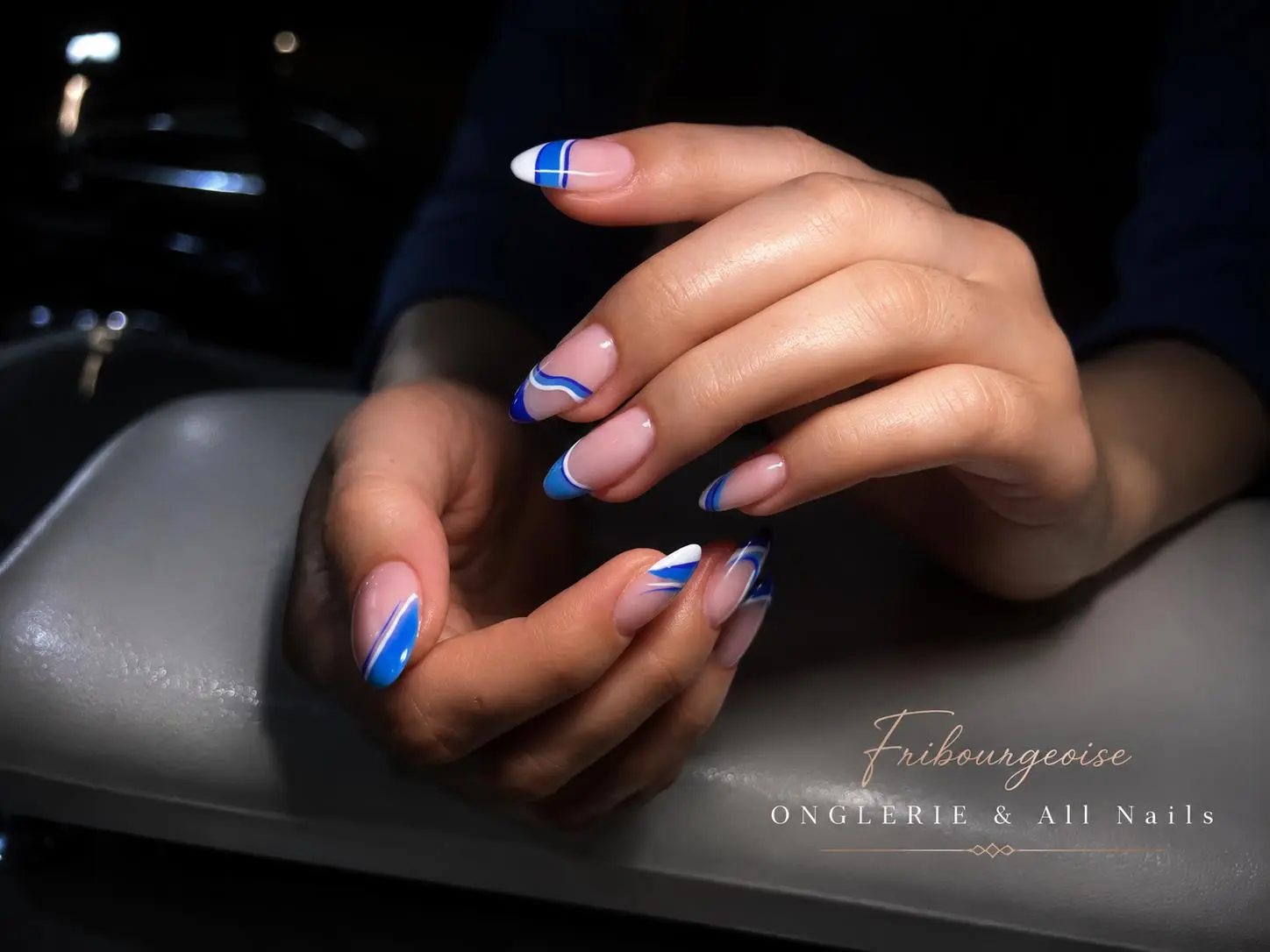 French manucure revisitée en bleu avec décor graphique | All Nails & Fribourgeoise Onglerie, Fribourg