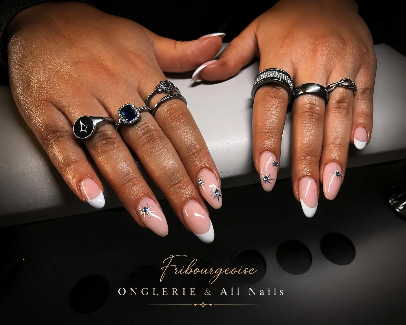 French manucure blanche avec strass bleus et motifs étoilés | All Nails & Fribourgeoise Onglerie, Fribourg