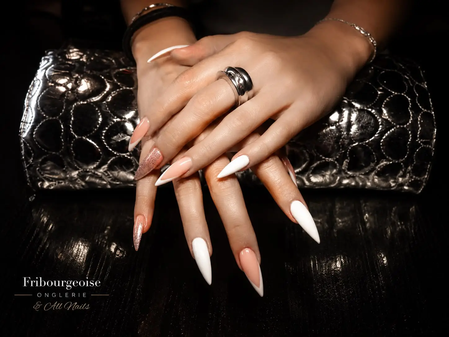 Extensions stiletto en gel blanches avec accent pailleté rosé | All Nails & Fribourgeoise Onglerie, Fribourg